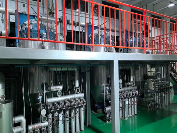 Bleaching System in Oil Refining Workshop